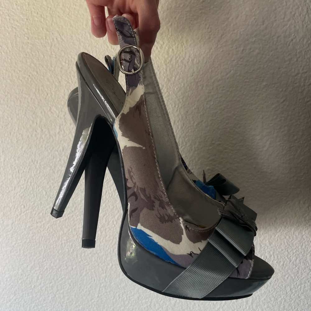 GRAY PLATFORMS W/ VINTAGE DESIGN!